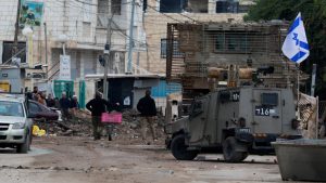 جنين قوات العدو الصهيوني تحتجز عدداً من أهالي مخيم جنين