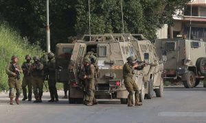 جيش الاحتلال العدو الصهيوني يصيب فلسطينيا بالرصاص في بلدة الرام ويعتدي على اخر بيعبد