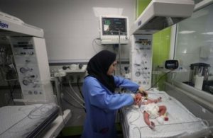 أطباء غزة يحذرون: حليب الأطفال على وشك النفاد ورضع في دائرة الخطر
