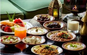 العشاء المتأخر.. يربك الساعة البيولوجية للجسم ويزيد خطر السكري!