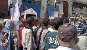 وقفة-احتجاجية-قصر-معاشيق-عدن01-750x430 تظاهرة أمام معاشيق عدن : كهرباء مقطوعة ورواتب مفقودة