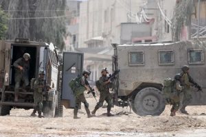 العدو الصهيوني ينكّل بالفلسطينيين في مخيم طولكرم