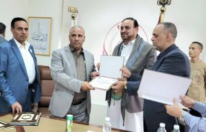 عباد يكرم قيادات العمل الضريبي لريع العقارات في مديريات الأمانة