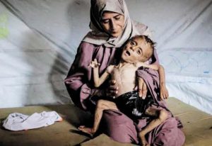 img215 أمهات في غزة يُرضعن أطفالهن ماءً بدل الحليب