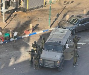 قوات العدو تقتحم اللبن الشرقية بنابلس وتعتدي على مركبات الفلسطينيين