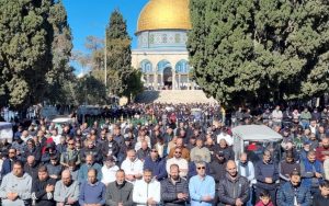 7-1080x675 40 ألفا يؤدون الجمعة في المسجد الأقصى رغم عراقيل العدو الإسرائيلي