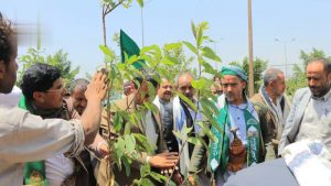 المداني يدشن حملة تشجير في مديرية آزال بالأمانة