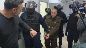 8-2 مركز حقوقي: العدو الصهيوني يعتقل 24 طبيبًا من غزة في ظروف بالغة السوء