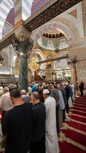 ٤٠ ألفًا يُؤدون صلاة الجمعة في المسجد الأقصى والعدو الصهيوني يعتقل خطيبه
