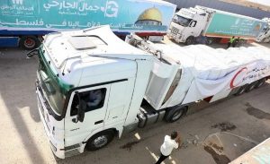 الاعلامي الحكومي “الإعلام الحكومي”: 36 شاحنة مساعدات دخلت غزة تعرضت غالبيتها للنهب
