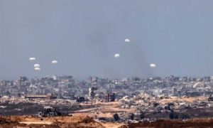 “الشعبية”: إسقاط المساعدات جواً إهانة لكرامة الفلسطينيين وحل الأزمة يبدأ بفتح المعابر