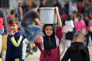 “أونروا”: أطفال غزة يُقتلون أثناء نومهم أو لجوئهم إلى المدارس أو انتظارهم للماء
