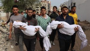 استشهاد 11 فلسطينيا بينهم عائلة كاملة بنيران العدو الصهيوني في قطاع غزة