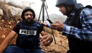 العدو الصهيوني يعتقل صحفيا قرب بيت لحم ويصيب فلسطينيا بالرصاص في قفين