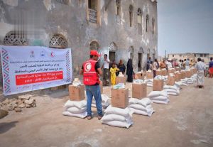 IMG_20250827_222943_481 الهلال الأحمر اليمني يدشن توزيع 800 سلة غذائية في جزيرة كمران