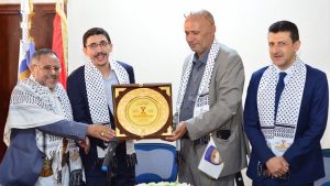 وزير التربية والتعليم يتسلم درع المؤتمر الثالث “فلسطين قضية الأمة المركزية”