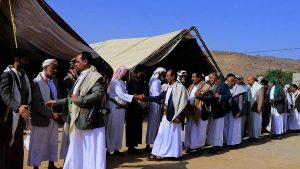 عوض يقدم واجب العزاء في وفاة الشيخ مقيت ناصر مقيت