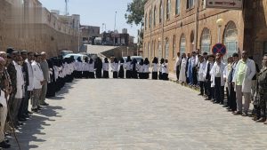وقفة احتجاجية للمستشفى الجمهوري بالمحويت تنديدًا بجرائم الكيان الصهيوني في غزة