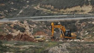 مستوطنون يشقون طريقين استيطانيين غرب وشرق رام الله ويعتدون على فلسطيني ونجله شرق الخليل