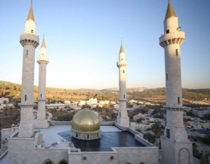 محافظة القدس: اعتداء مستوطن على مسجد أبو غوش يُجسد عقلية الكراهية والعنصرية