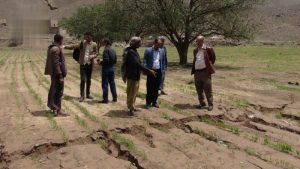 الاطلاع على حجم التشققات الأرضية في منطقة سيان بسنحان