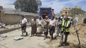 إدريس يطلع على العمل بمشروع الرصف الحجري في مدينة البيضاء