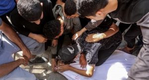 rEu-Y--6vKwVz7qoc1b6sHnaLn-29Xyv استشهاد 4 فلسطينيين وإصابة آخرين خلال انتظارهم للمساعدات بغزة