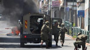 اعتقالات قوات العدو الإسرائيلي تعتقل خمسة فلسطينيين من بيت لحم وتقتحم مدينة نابلس