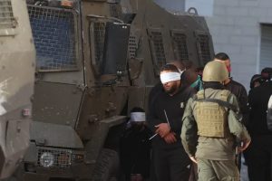 العدو الصهيوني يعتقل 11 مواطنًا فلسطينيا من الضفة الغربية المحتلة
