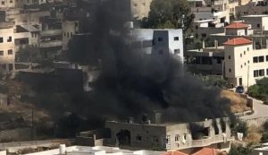 العدو الصهيوني يحرق منزل فلسطيني في الضفة الغربية