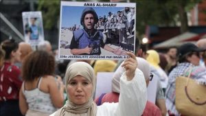 انس مظاهرة في باريس للتنديد بقتل “إسرائيل” 6 صحفيين في غزة