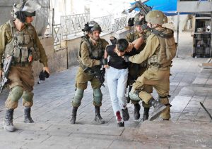 العدو الإسرائيلي يعتقل 12 فلسطينيا من الأمعري ودير ابزيع برام الله ومن طولكرم