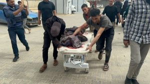 استشهاد 14 مواطناً فلسطينياً إثر قصف العدو الصهيوني لوسط القطاع