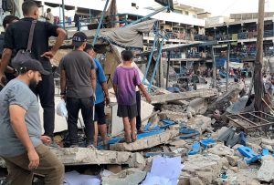 UN staff and Palestinians inspect the site after Israeli attack on a school of the United Nations Relief and Works Agency هيومن رايتس ووتش: “إسرائيل” قصفت أكثر من 500 مدرسة تؤوي نازحين في غزة