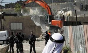 العدو الصهيوني يجبر فلسطينيا على هدم منزله في بلدة صور باهر جنوب القدس