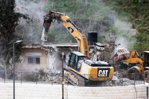 هدم-سلوان جيش العدو الإسرائيلي يهدم منزلا فلسطينيا ومنشآت بالضفة الغربية
