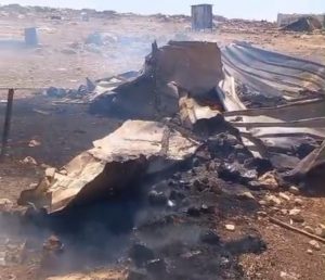 مستوطنون يحرقون بركسين بتجمع العراعرة شرق جبع