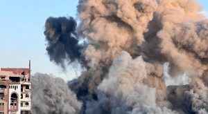 العدو الصهيوني يدمر عمارة رؤيا غربي غزة