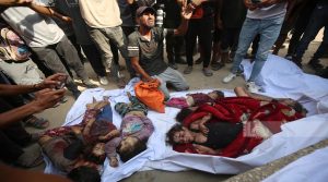استشهاد 8 فلسطينيين بينهم أم وطفلتها بقصف اسرائيلي على غزة