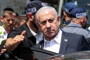 مجرم الحرب “نتنياهو” يتباهى بتدمير 50 مبنى سكنياً بمدينة غزة في يومين