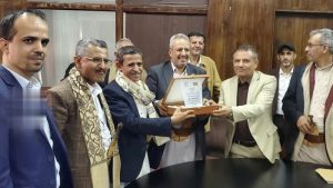 نائب رئيس مكافحة الفساد يكرّم القاضي عبده راجح