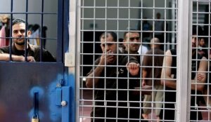 هيئة الأسرى الفلسطينية: محاكم العدو تعرقل إجراءات الإفراج عن المعتقلين