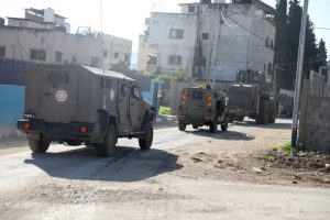 قوات العدو تقتحم مناطق في نابلس وبيت لحم وتنصب حاجزا عسكريا في قلقيلية