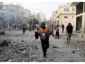 استشهاد 6 فلسطينيين وإصابة 50 آخرين بقصف العدو الإسرائيلي منازل شرق غزة