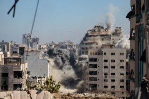 IMG_20250914_213909_996 العدو الصهيوني يقصف برجا سكنيا في مدينة غزة ويصيب عددا من الفلسطينيين