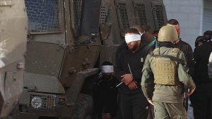 العدو الصهيوني يعتقل أكثر من عشرة فلسطينيين من مناطق متفرفة بالضفة