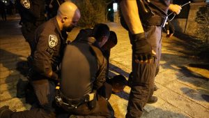 العدو الصهيوني يعتقل 10 فلسطيينين ويعتدي على آخرين في حيفا