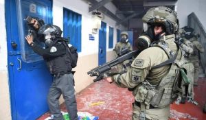 العدو الصهيوني يزود جنوده داخل السجون ببنادق “Shotgun” لقمع الأسرى الفلسطينيين