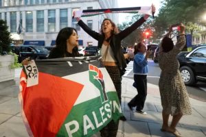 متظاهرون “هتلر عصرنا”: مؤيدون للفلسطينيين يواجهون ترامب في مطعم بواشنطن