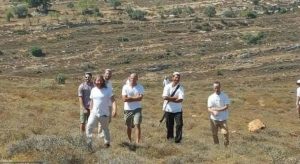مستوطنون مستوطنون صهاينة يعتدون على عائلة فلسطينية في الخليل